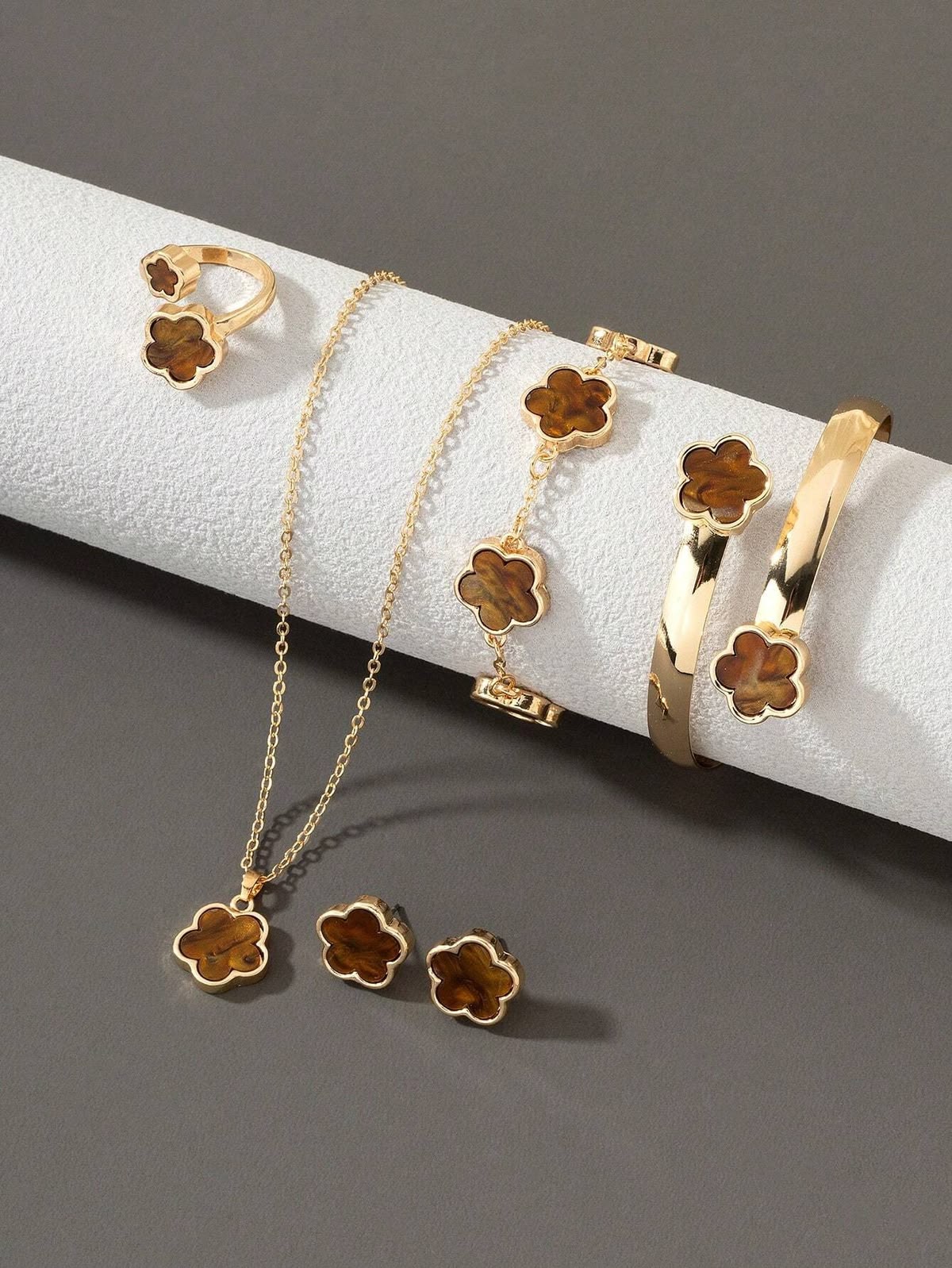 Anatomy of High Jewelry Necklaces: Ergonomic Draping, Clasp Mechanics, Precious Alloy Physics, and Statement Assembly